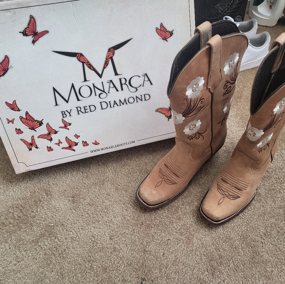 Monarca Boots. Made in mexico. Leather. Tan with white flower design. Size 8. GC - Picture 4 of 5